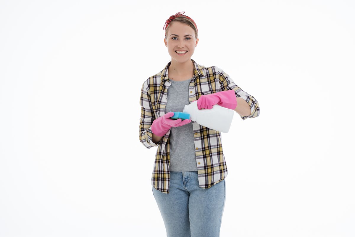 Image of a woman facing the camera dressed as a cleaner and preparing for cleaning